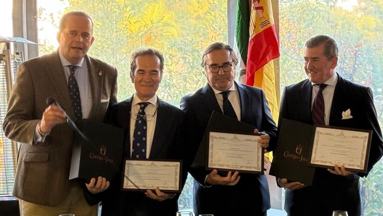 Michi Primo de Rivera, presidente de la Diáspora, junto el grupo A Dos Velas, los hermanos Manolo y Cuco Hernández Polo y José Romero.