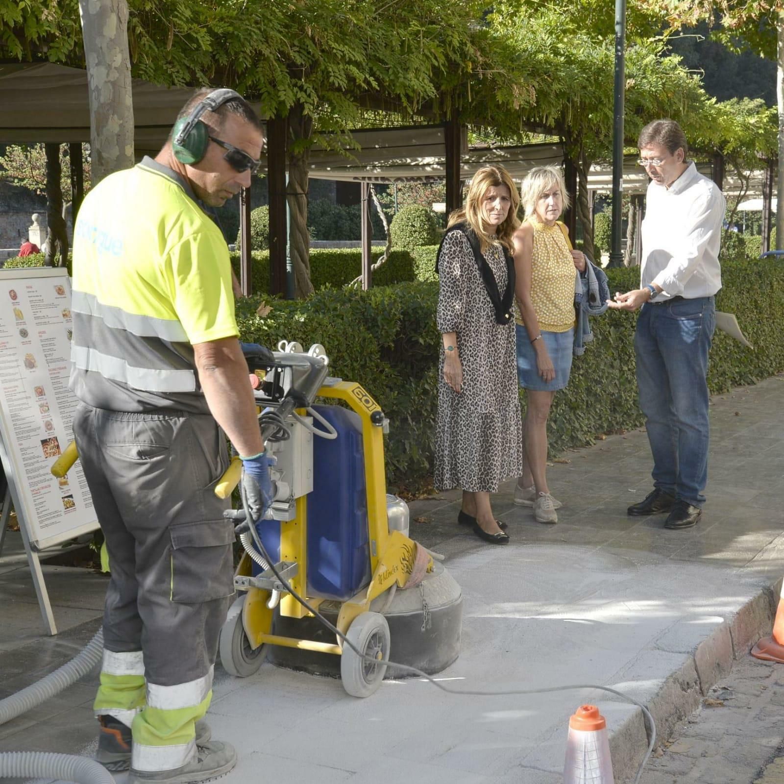 Tratan el suelo del Paseo de los Tristes para evitar caídas