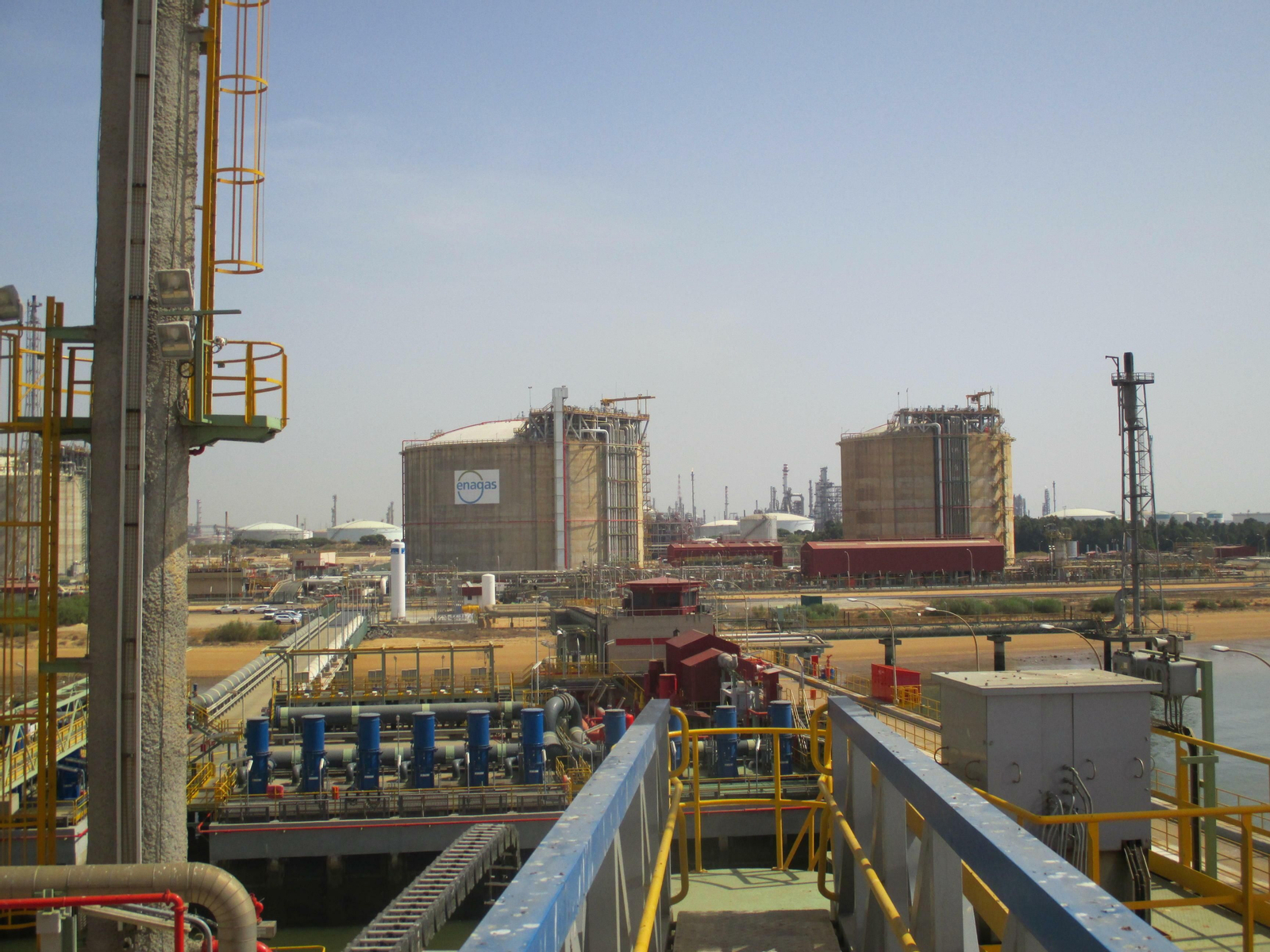 Vista de las instalaciones de Enagás en Huelva desde un buque gasero atracado en su muelle.