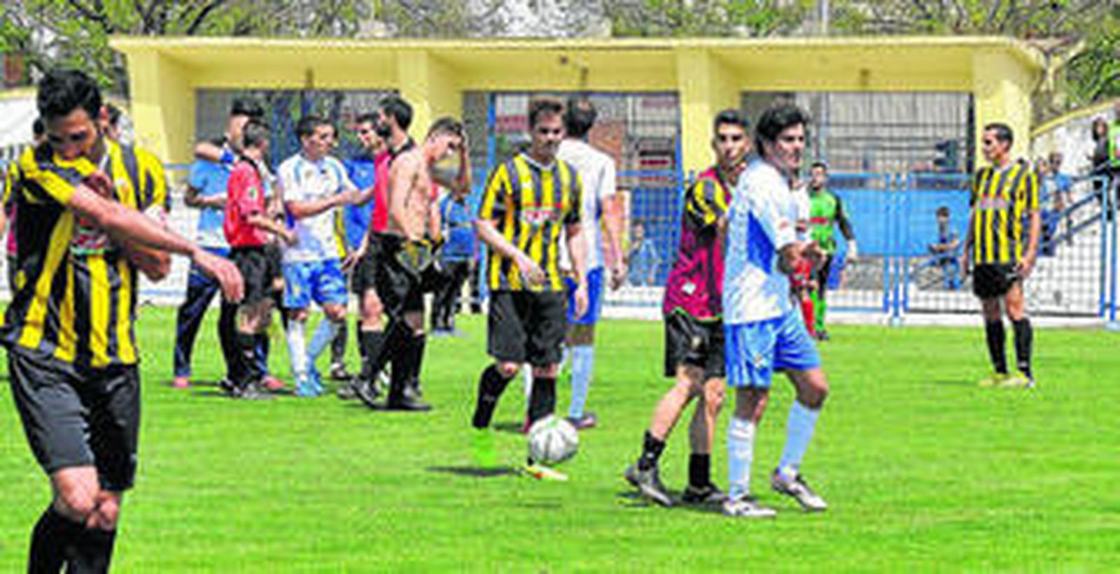 Delgado, abajo a la izquierda, corriendo con la camiseta en la mano, provocó a la afición con su gesto obsceno y enfadó a los xerecistas al término del partido.