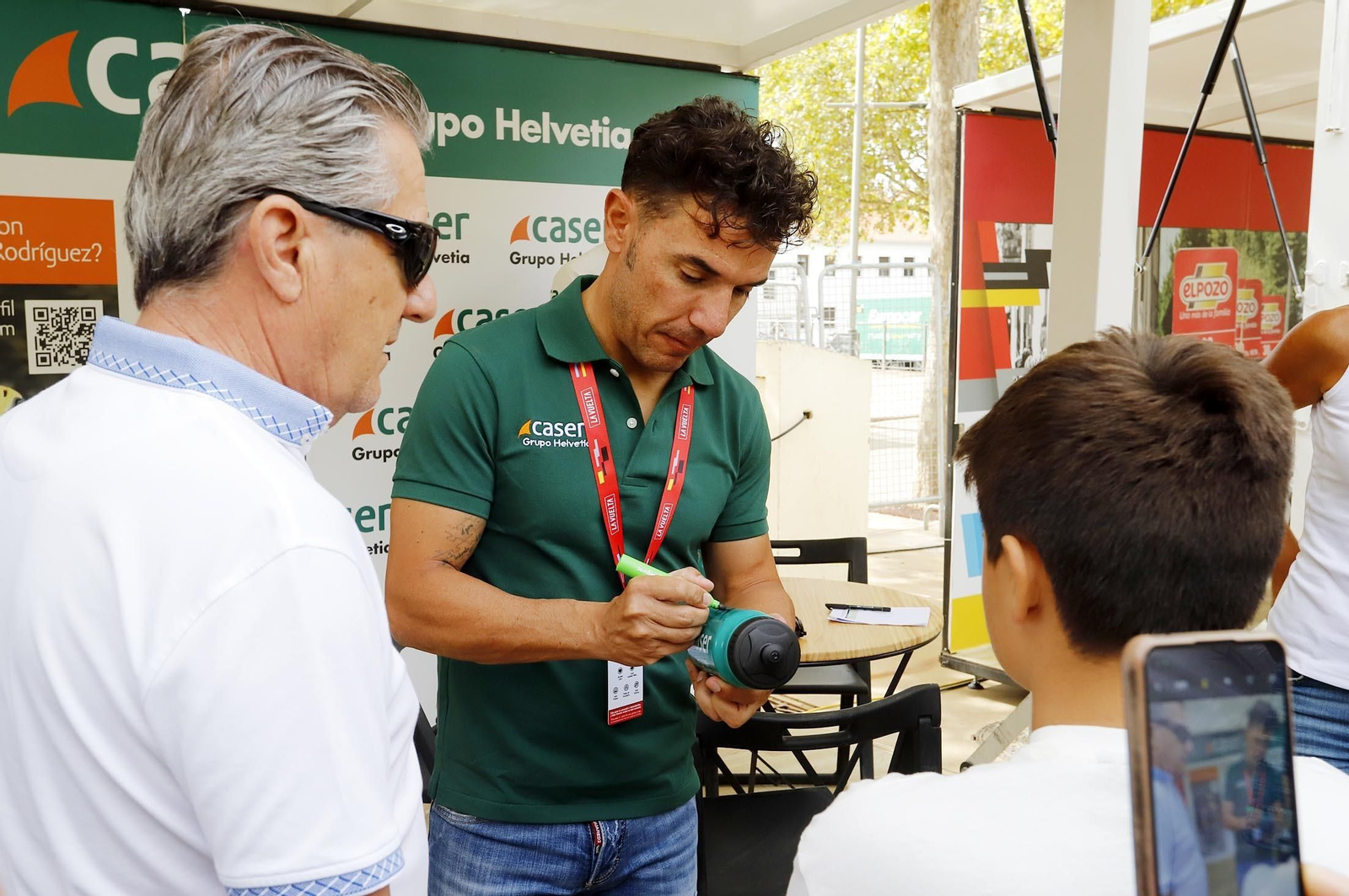 Imágenes de la Vuelta Ciclista a España en su salida desde Aracena en la 17ª etapa
