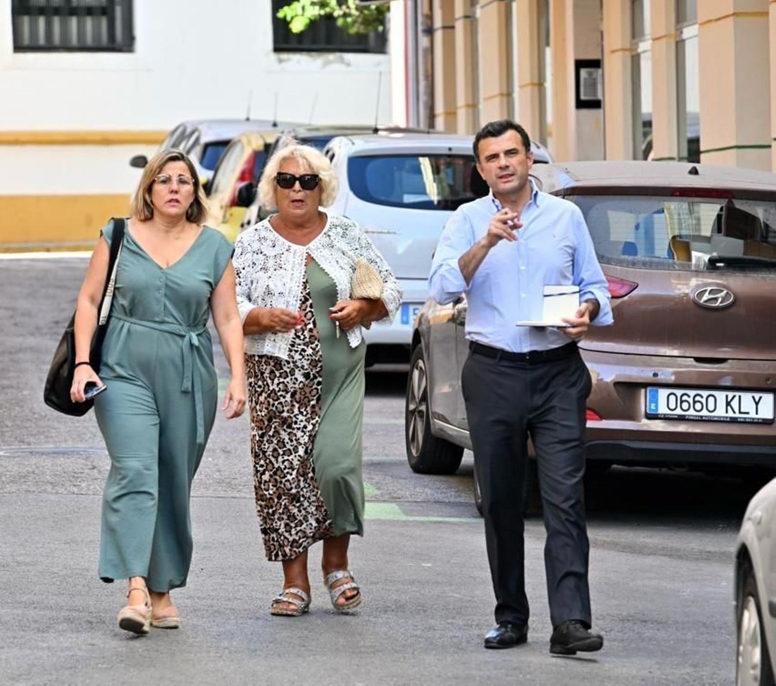 Loli Pavón, Carmen Pájaro y Bruno García, en el barrio de El Balón. Loli Pavón, Carmen Pájaro y Bruno García, en el barrio de El Balón.