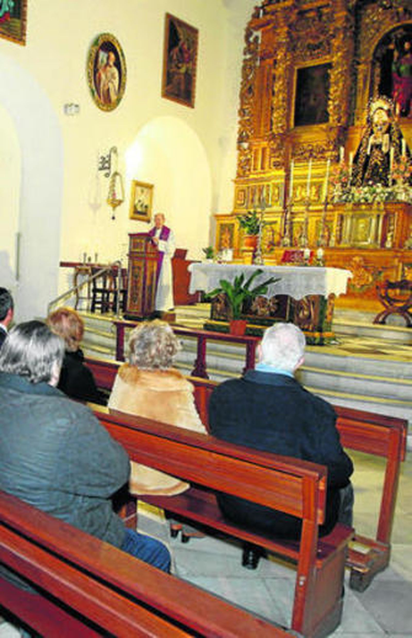 La Virgen de la Soledad presidió el Altar.