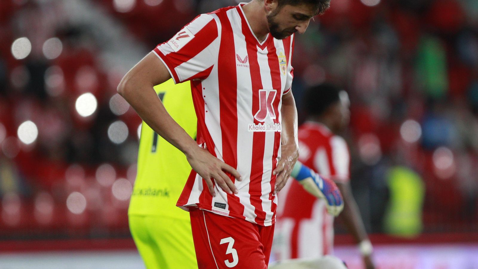 Édgar González, cabizbajo tras el final del partido contra la Real Sociedad