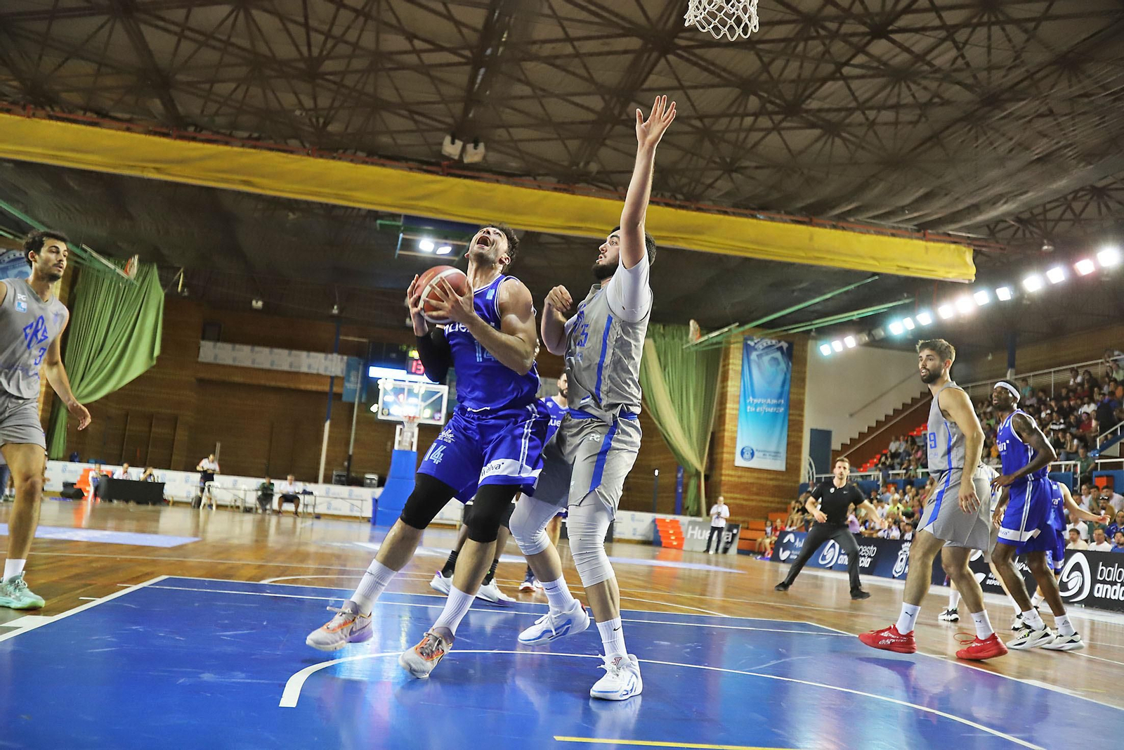 Imágenes del encuentro de la fase final de ascenso a LEB Plata en el Andrés Estrada. Pajarraco CB Santfeliueng vs Ciudad de Huelva.