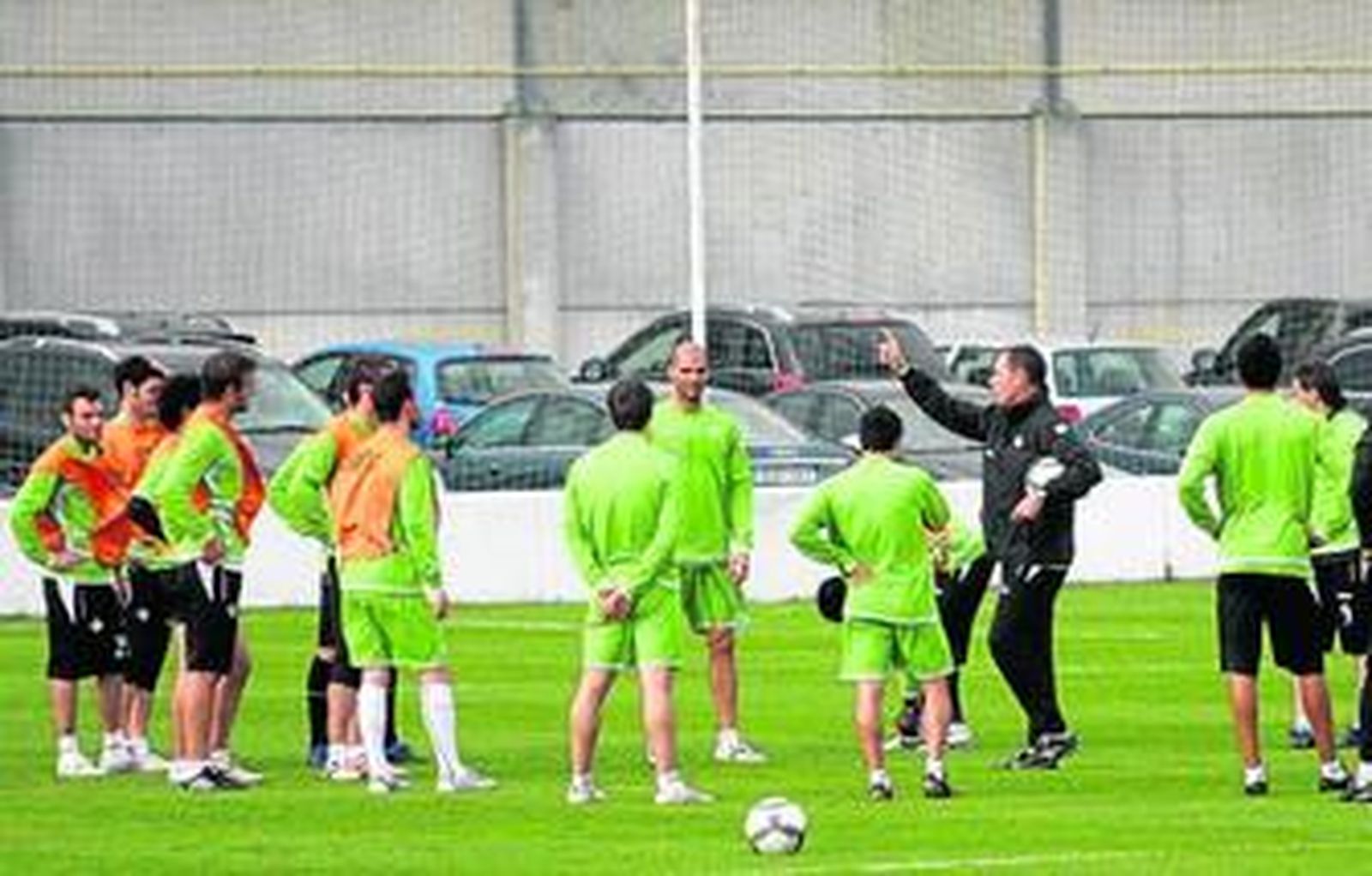 Víctor Fernández da instrucciones a sus hombres conlcuida la sesión física del entrenamiento.