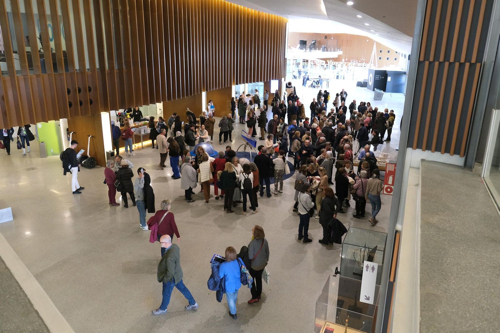 Visitantes en el Macroscopio del Parque de las Ciencias
