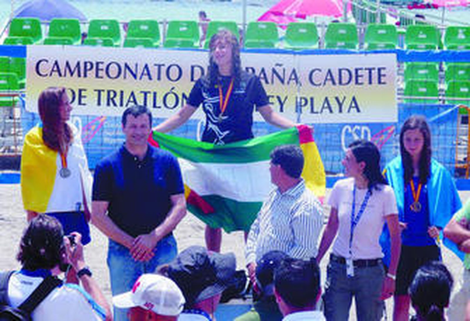Patricia Ortega con las banderas de Andalucía y España en el momento que es proclamada campeona nacional.