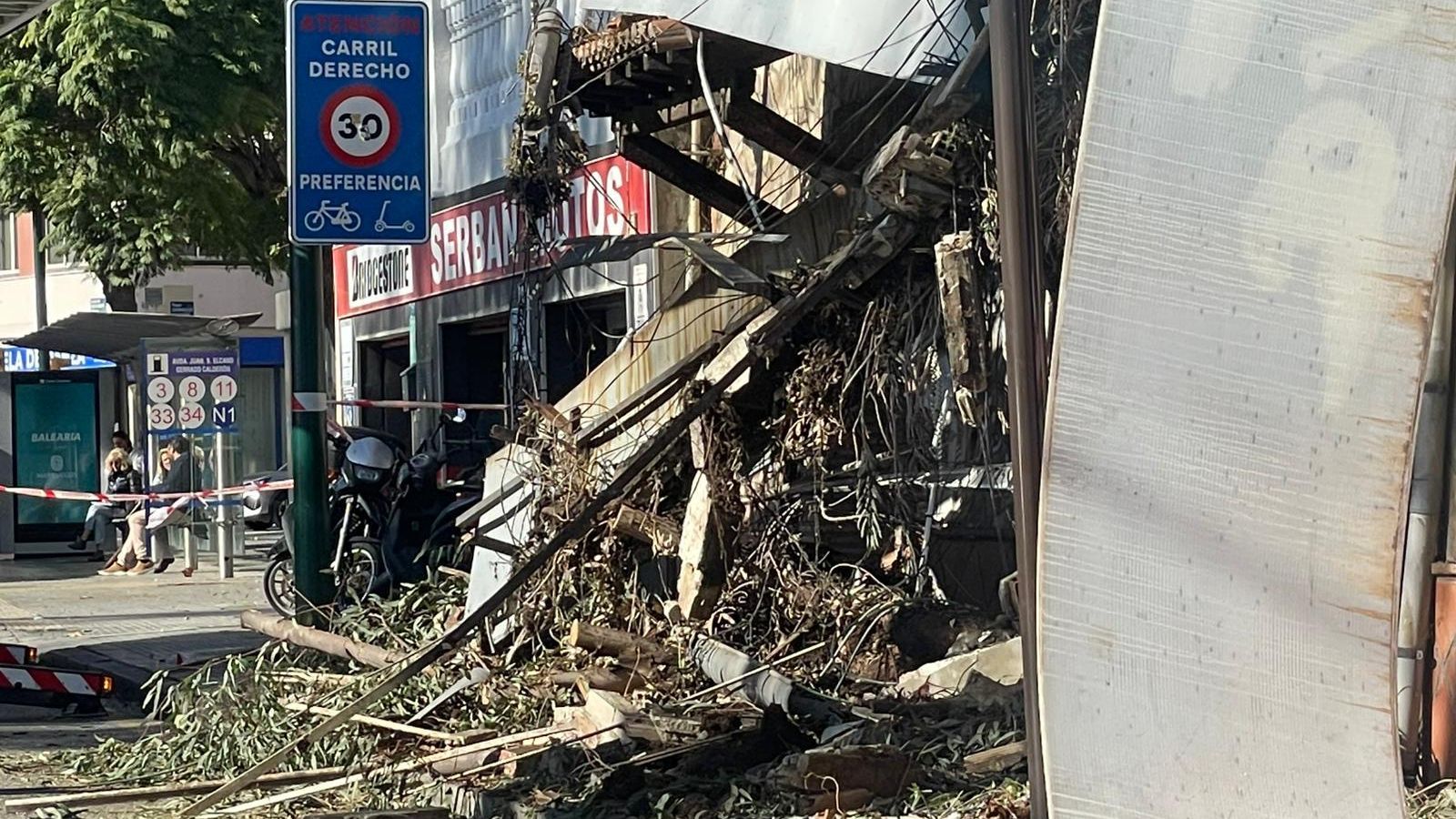 Destrozos por un árbol caído en un edificio de la Avenida del Pintor Joaquín Sorolla (Málaga)
