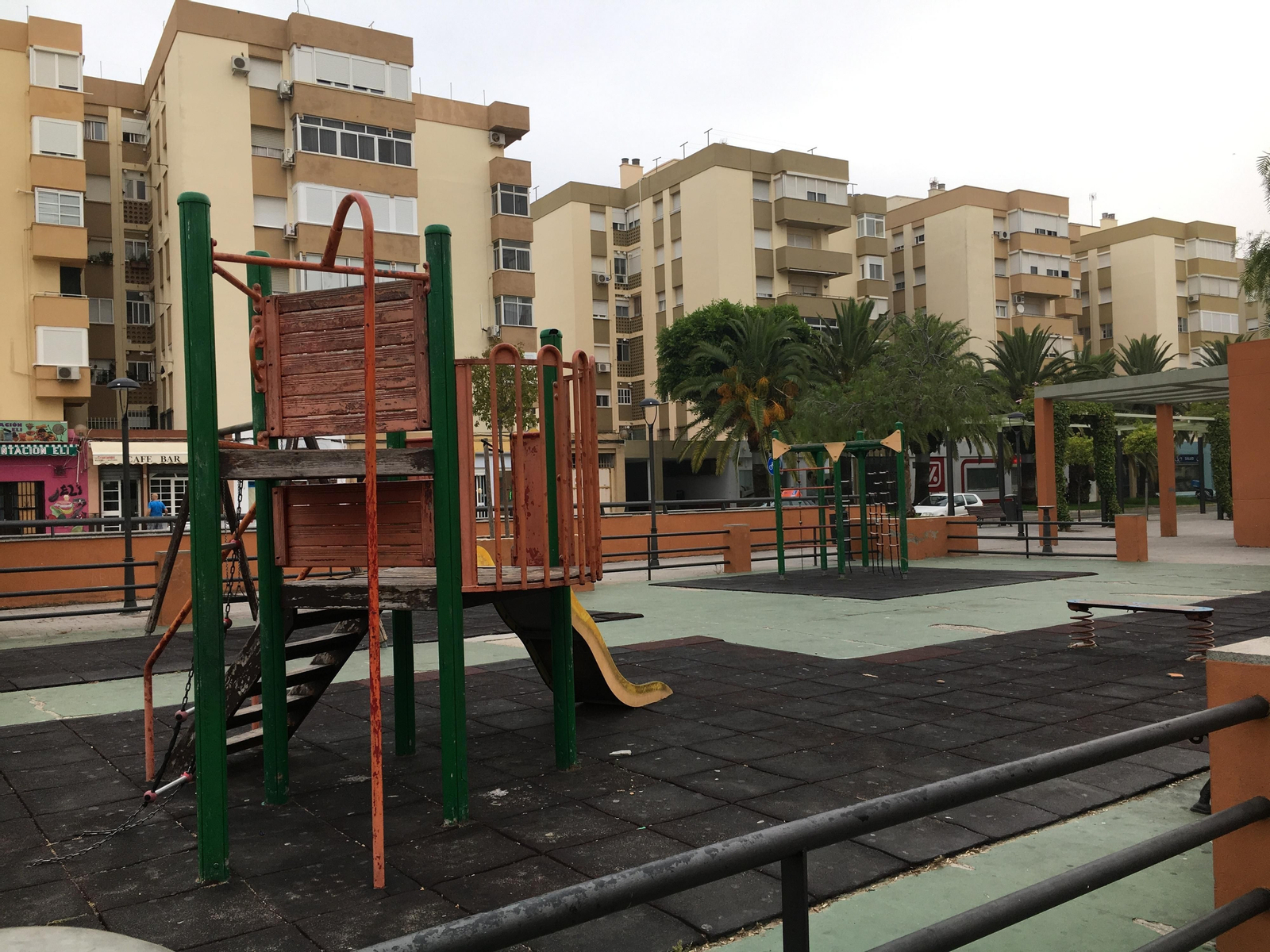 Estado actual del parque infantil de Reyes Católicos.