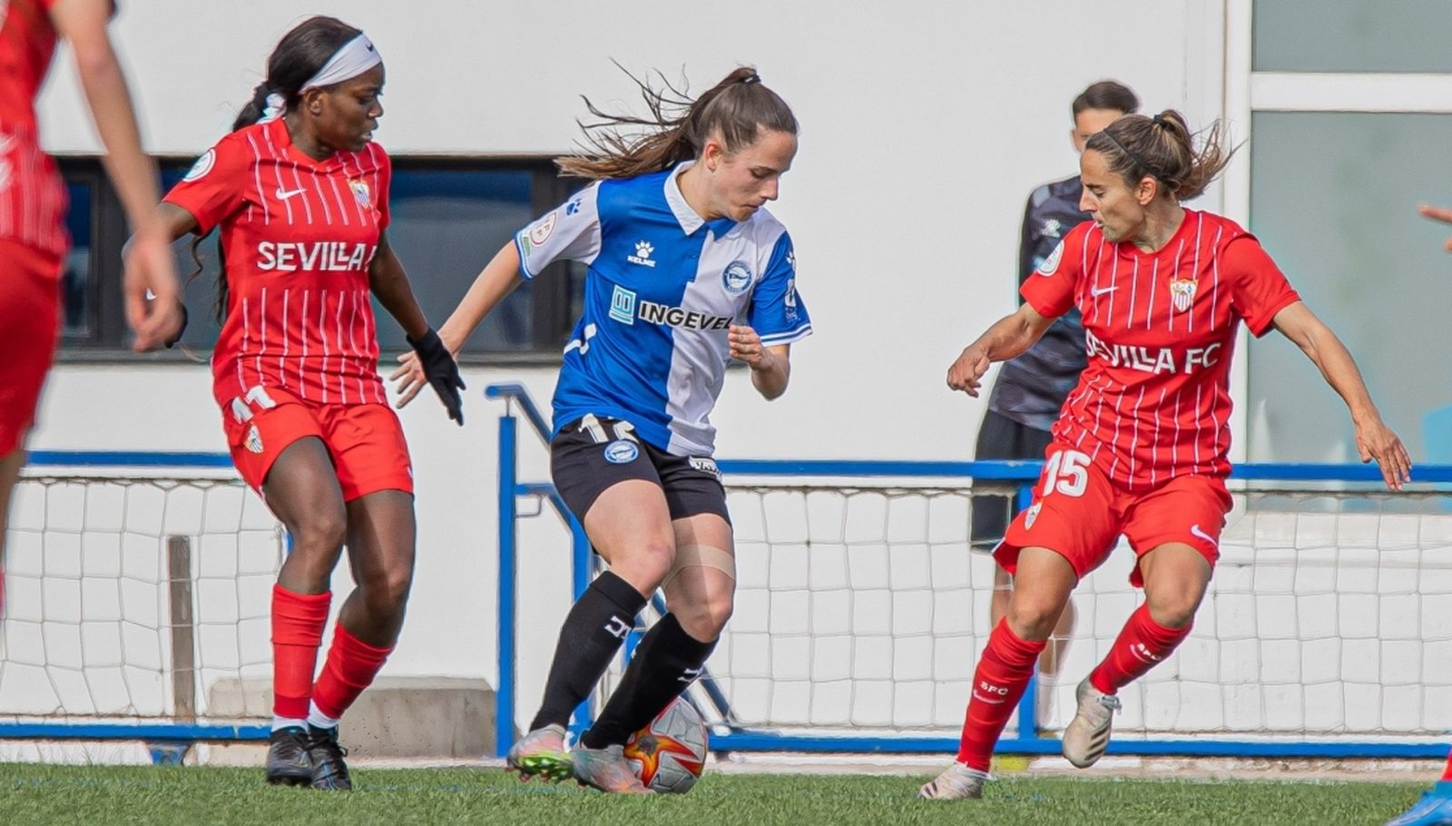 Payne y Amparito hostigan a la alavesista Garazi.