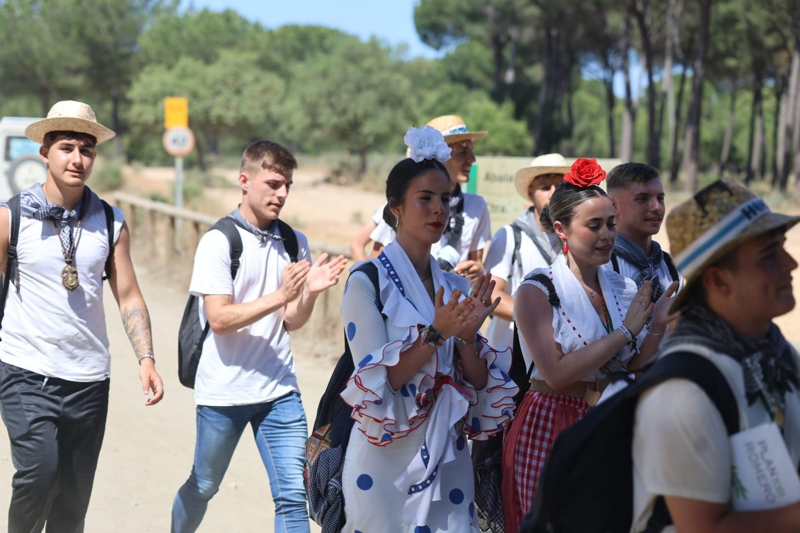 Ambientazo en el camino de Huelva al Rocío este viernes: imágenes de los peregrinos en La Matilla