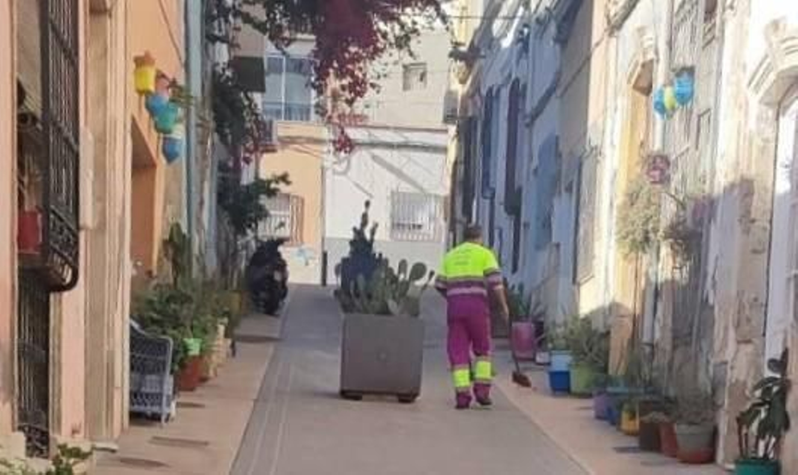 Barrendero en el casco histórico.