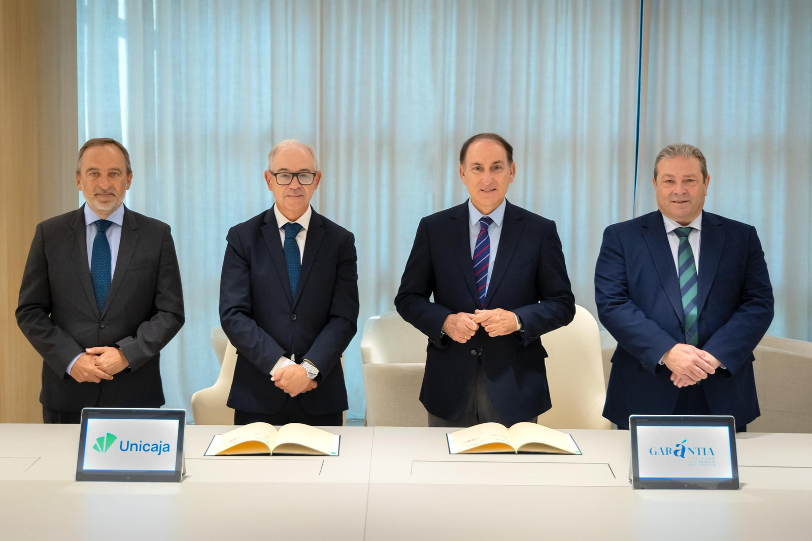 De izquierda a derecha: el director de Red Comercial de Unicaja, Agustín Sánchez; el CEO de Unicaja, Isidro Rubiales; el presidente de Garántia, Javier González de Lara, y el director general de Garántia, Antonio Vega. De izquierda a derecha: el director de Red Comercial de Unicaja, Agustín Sánchez; el CEO de Unicaja, Isidro Rubiales; el presidente de Garántia, Javier González de Lara, y el director general de Garántia, Antonio Vega.