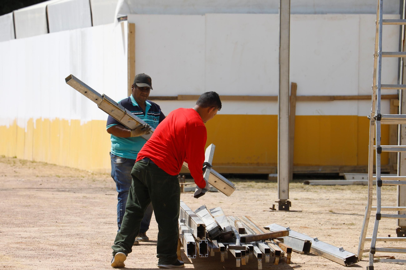Los preparativos de las casetas de la Feria de Córdoba, en imágenes