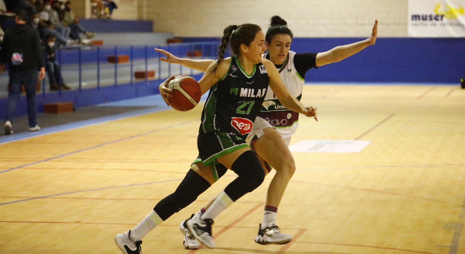 Natalia López penetra a canasta ante la defensa de una jugadora de Unicaja.
