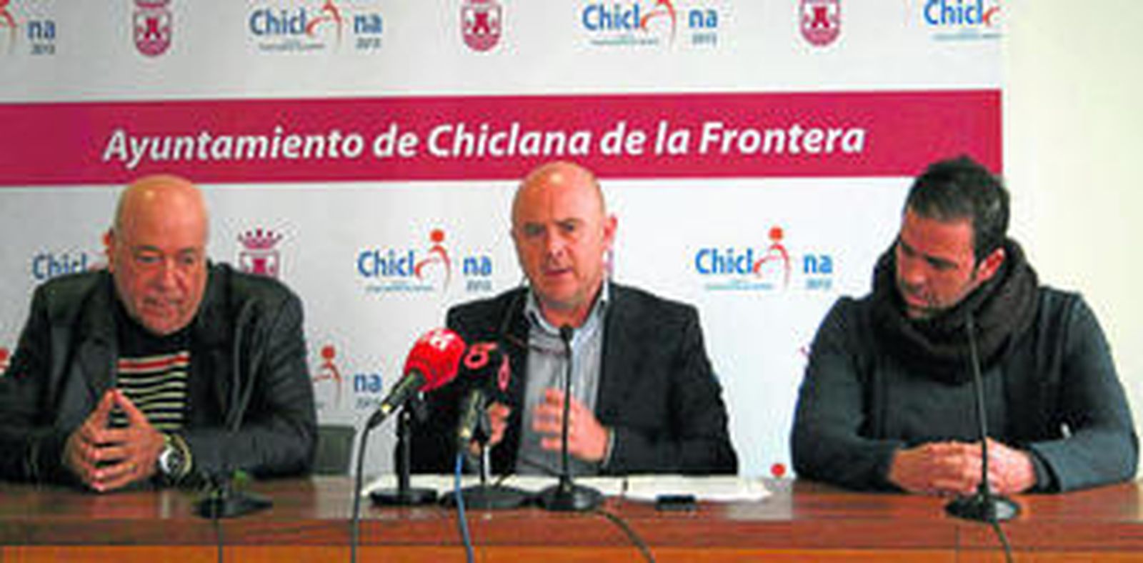 El pregonero, a la derecha de la imagen, junto a Agustín Díaz, y Pedro Meléndez, ayer en el Ayuntamiento.