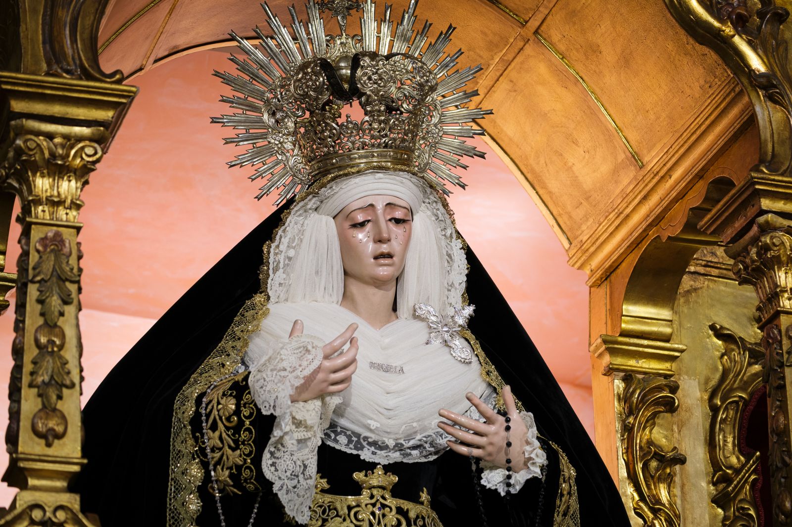 Las imágenes de la Virgen de la Estrella vestida de luto