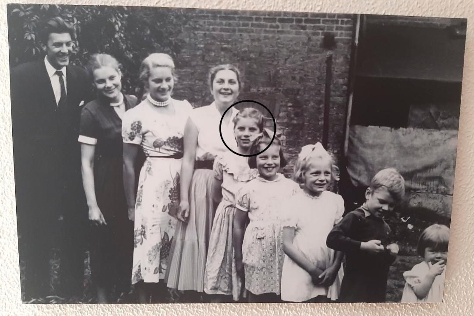 Teresa Giertych en una foto de su infancia junto a sus ocho hermanos.