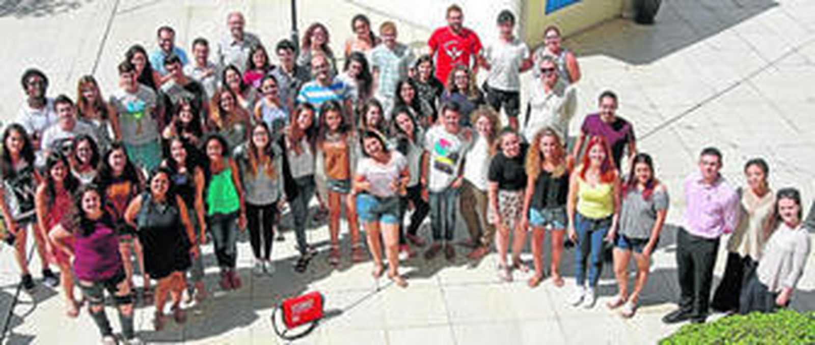 Los alumnos y profesores de uno de los turnos semanales del curso de inmersión lingüística posan en el solarium del Hotel Asur de La Línea, donde se celebra el programa.