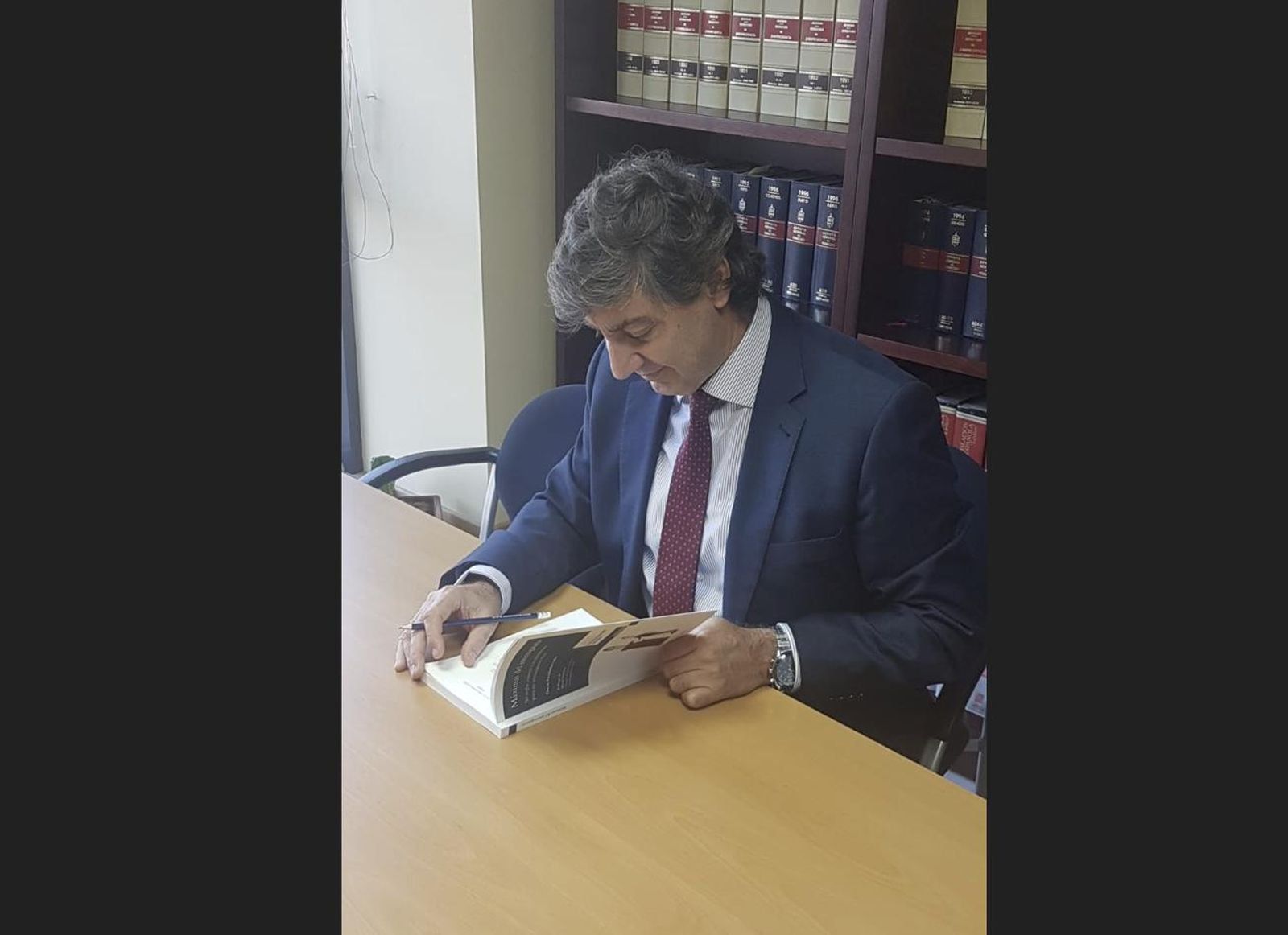 Óscar Fernández León, en su despacho