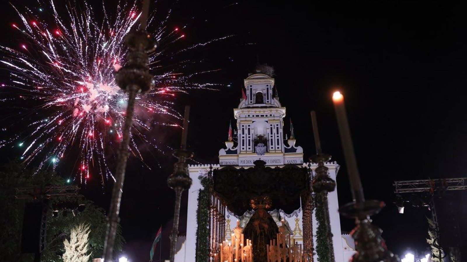 La Soledad aún en su porche inicia la procesión