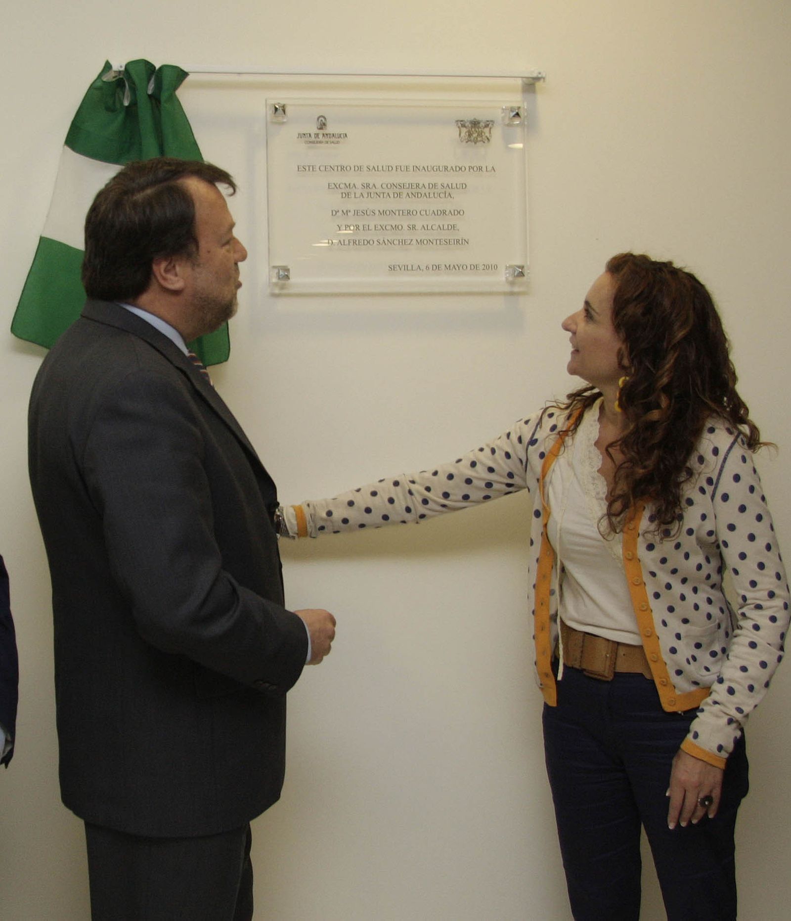 María Jesús Montero y Alfredo Sánchez Monteseirín, en el nuevo centro de Salud de San Luis.