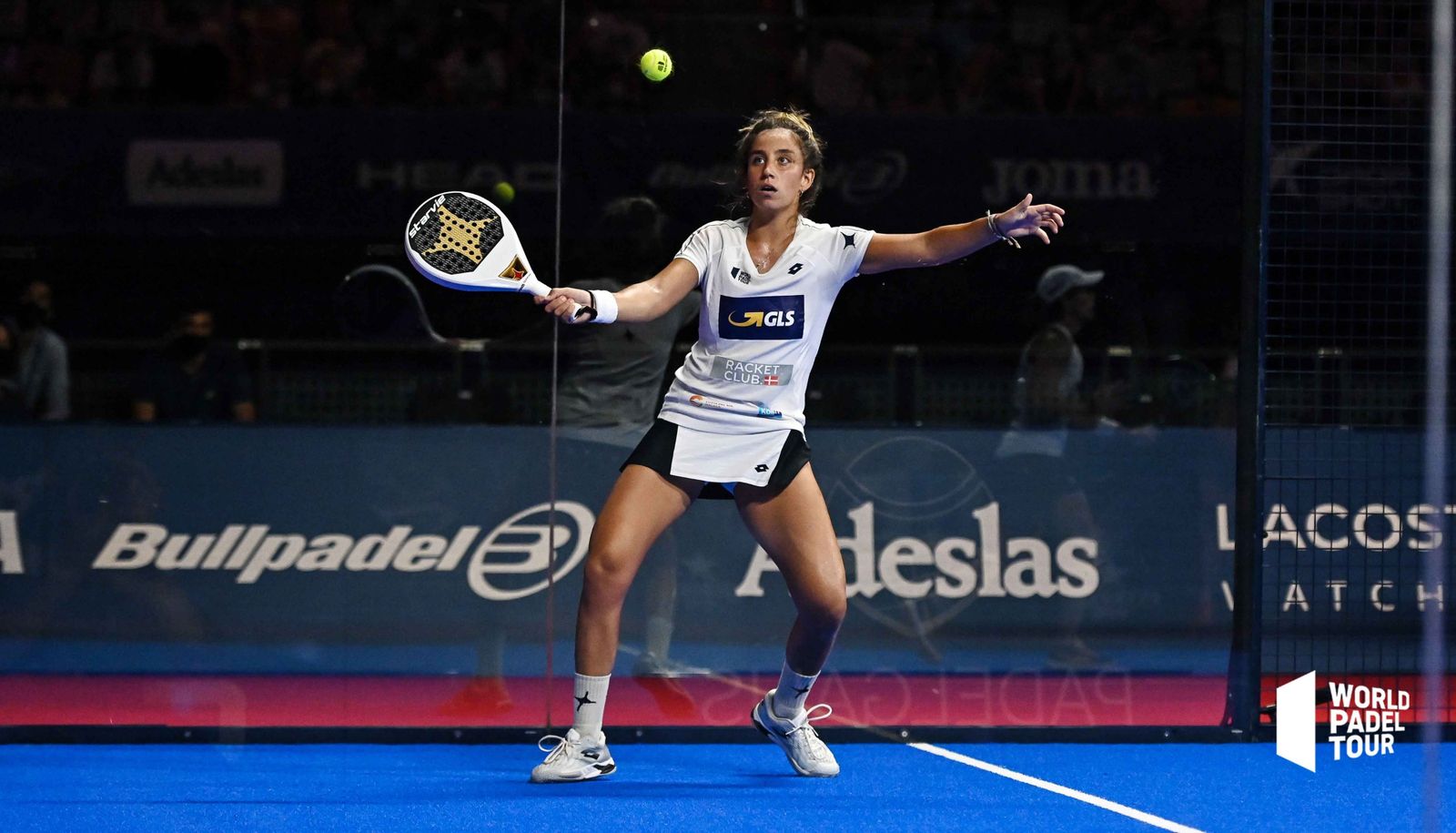Bea González, en un golpe en el fondo de pista.