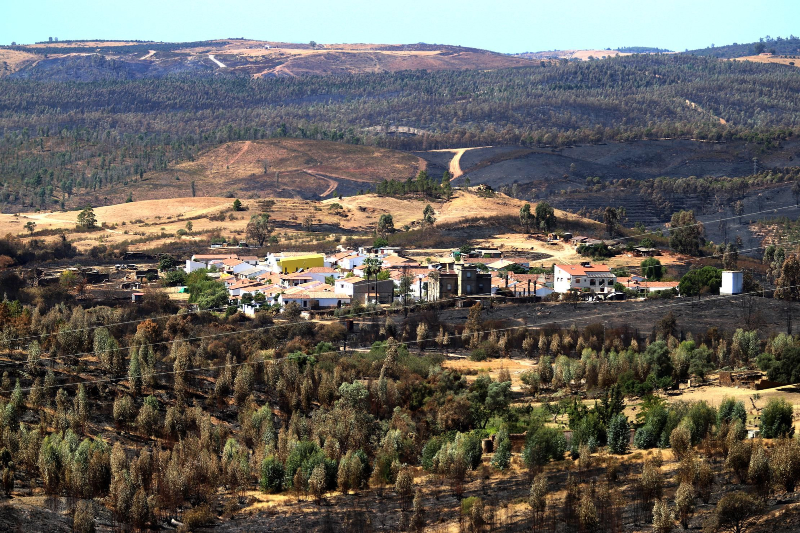 Imágenes de las zonas devastadas por el incendio de Almonaster la Real