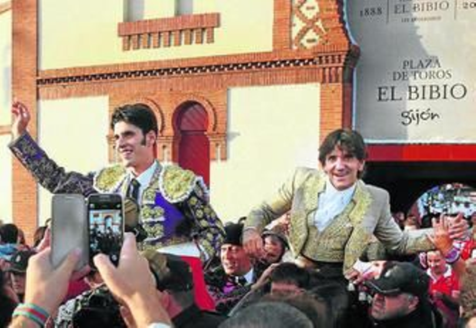 El diestro Alejandro Talavante y el rejoneador Diego Ventura, a su salida a hombros de la plaza de Gijón. El diestro Alejandro Talavante y el rejoneador Diego Ventura, a su salida a hombros de la plaza de Gijón.