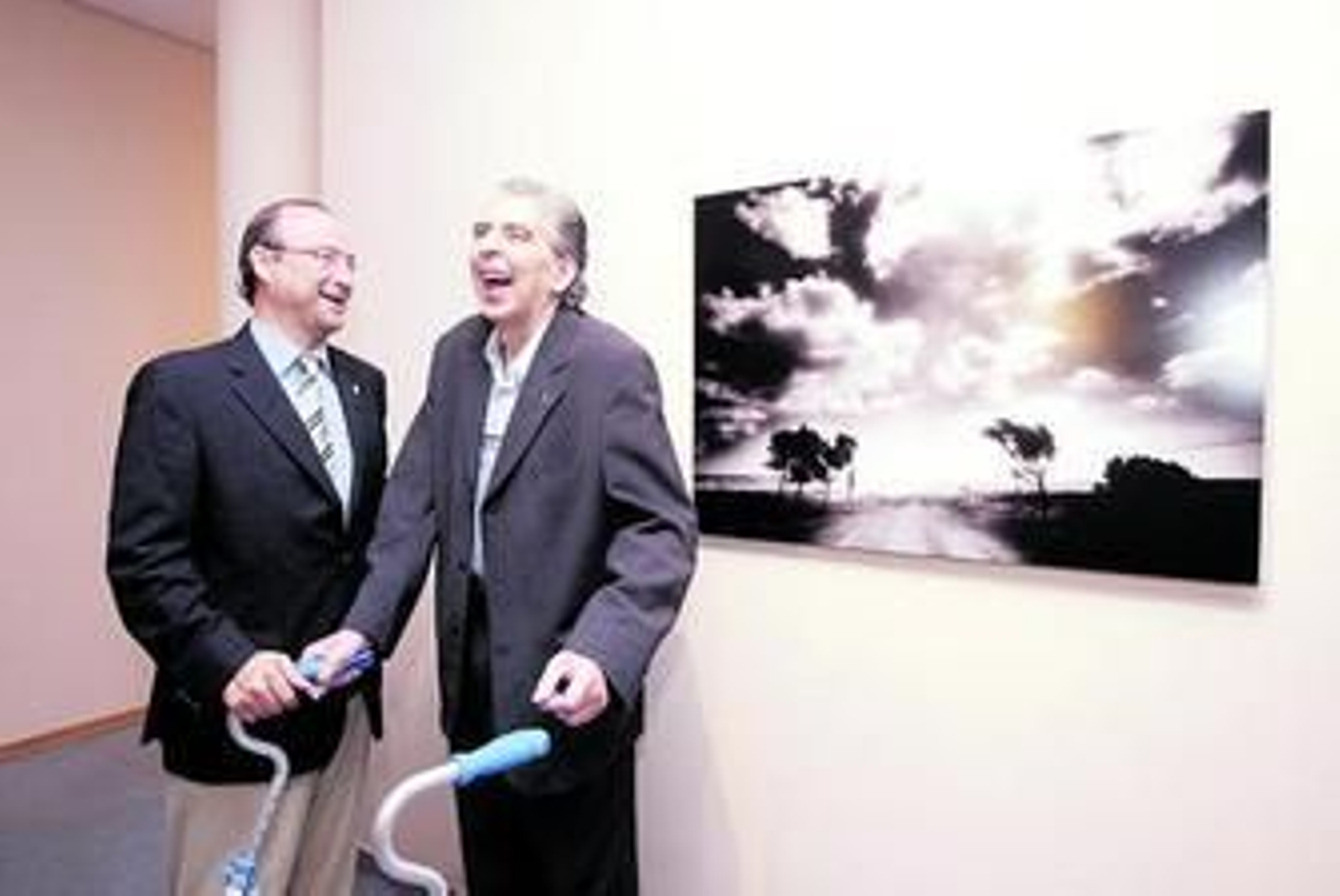 Luis Rogelio Rodríguez-Comendador junto a Manuel Falces visitando la exposición en el CAMA.
