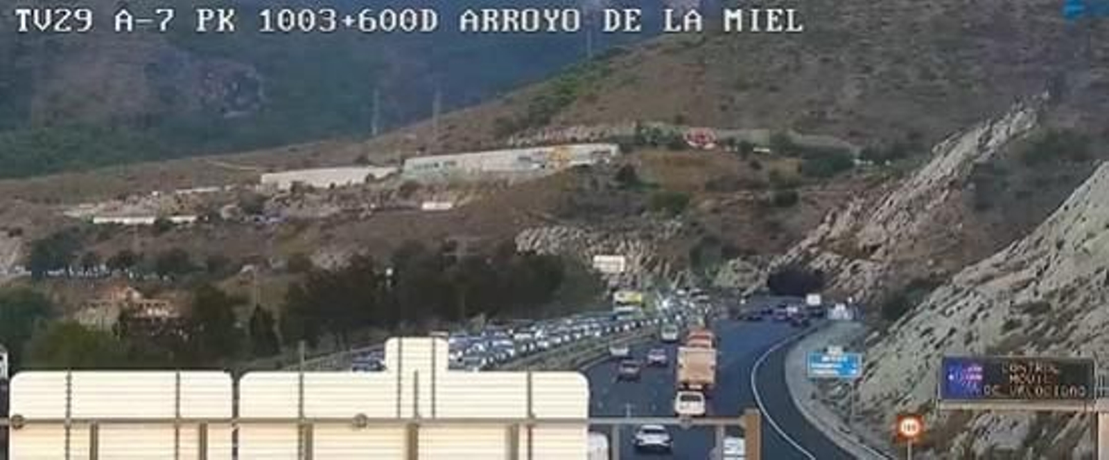 Imágenes de las cámaras de la DGT de las retenciones por el accidente de tráfico en la A-7.