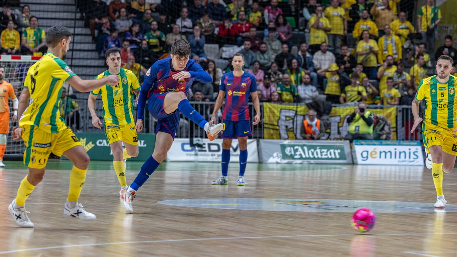 Antonio Pérez, en un lanzamiento sobre la portería de Espíndola.