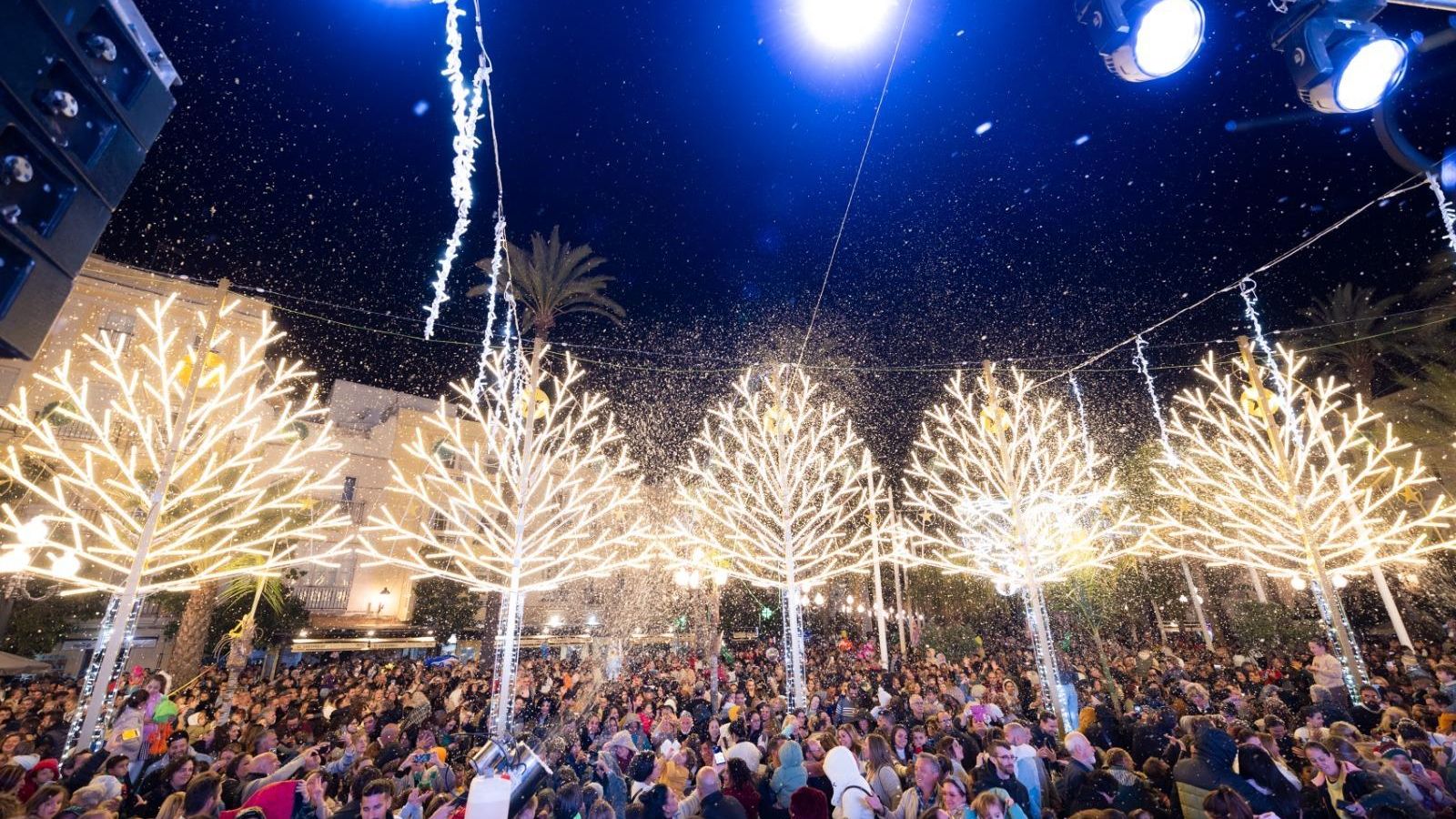 San Juan de Dios, repleta de pública durante el acto de encendido del alumbrado de Navidad.