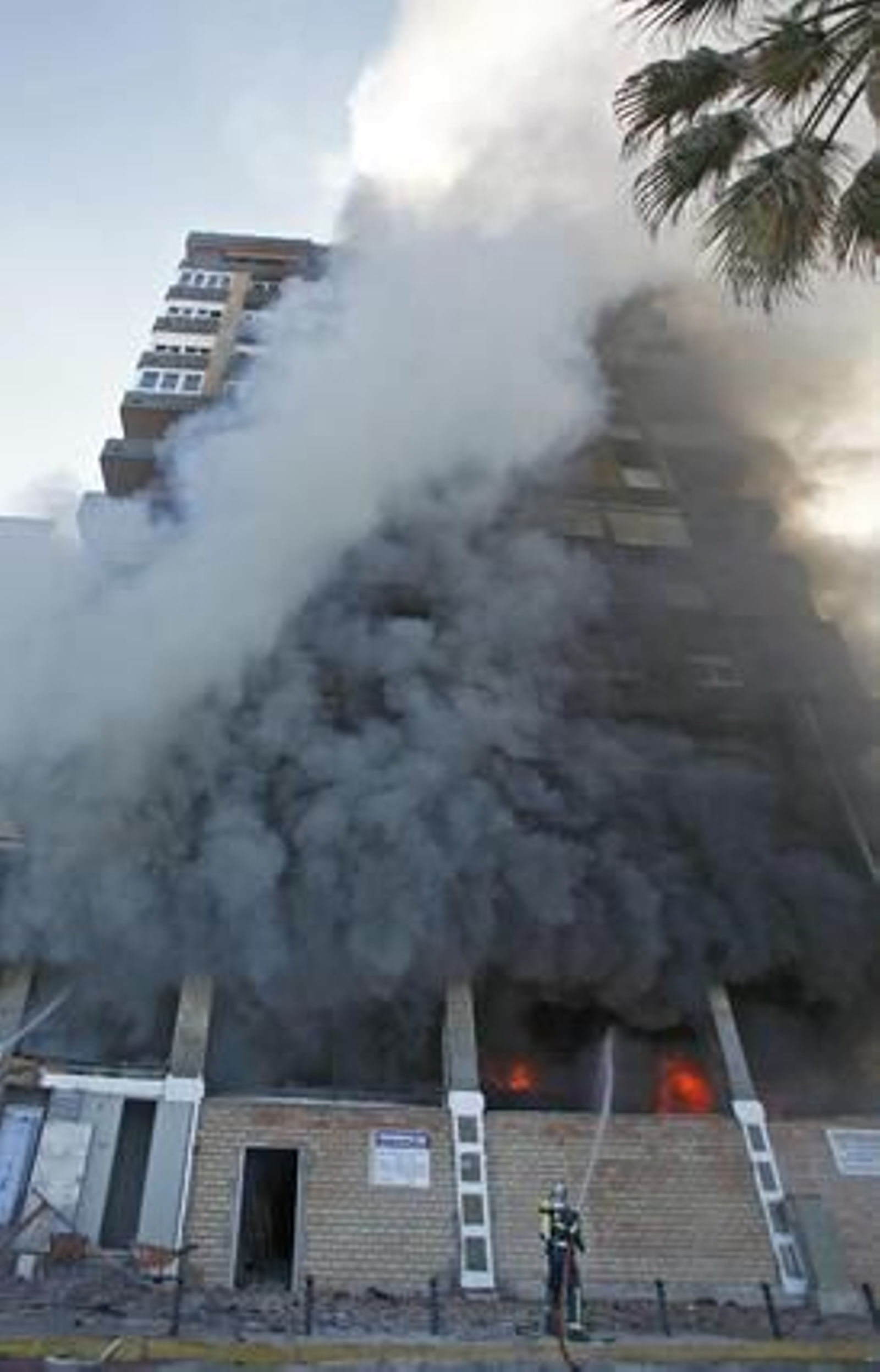 Espectacular incendio en un edificio de la calle Brasil. /Jesús Marín