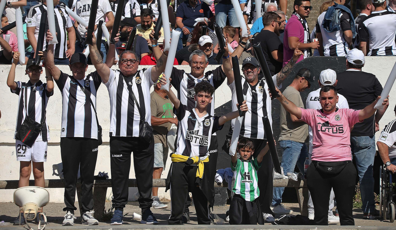 Fotos de la afición durante el Balona - Algeciras en el estadio municipal de La Línea