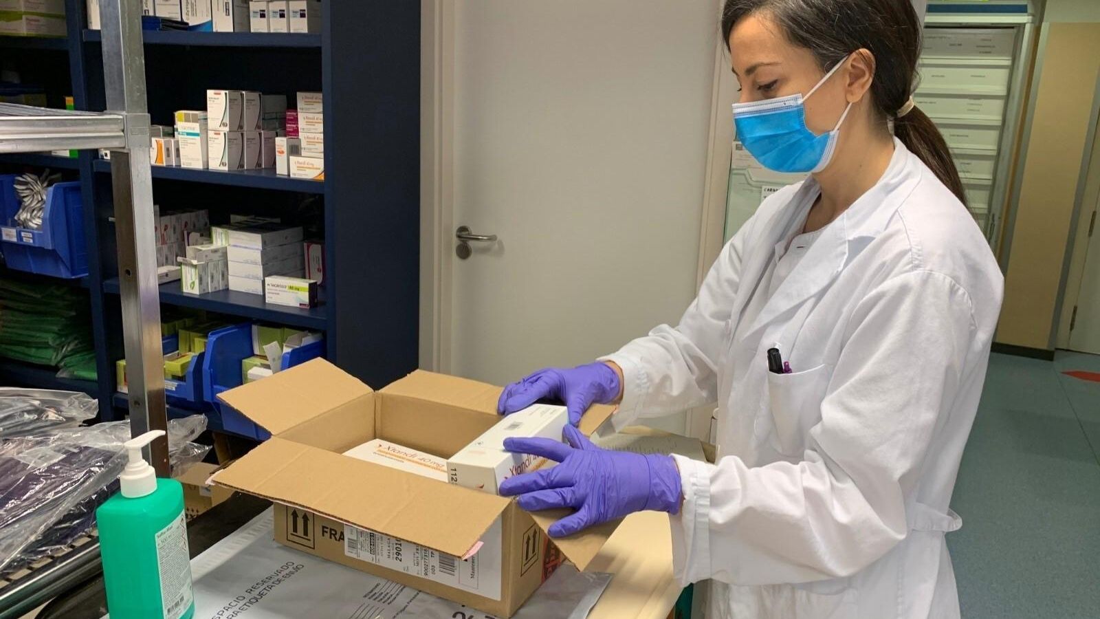 Una profesional de la farmacia del Hospital Regional.