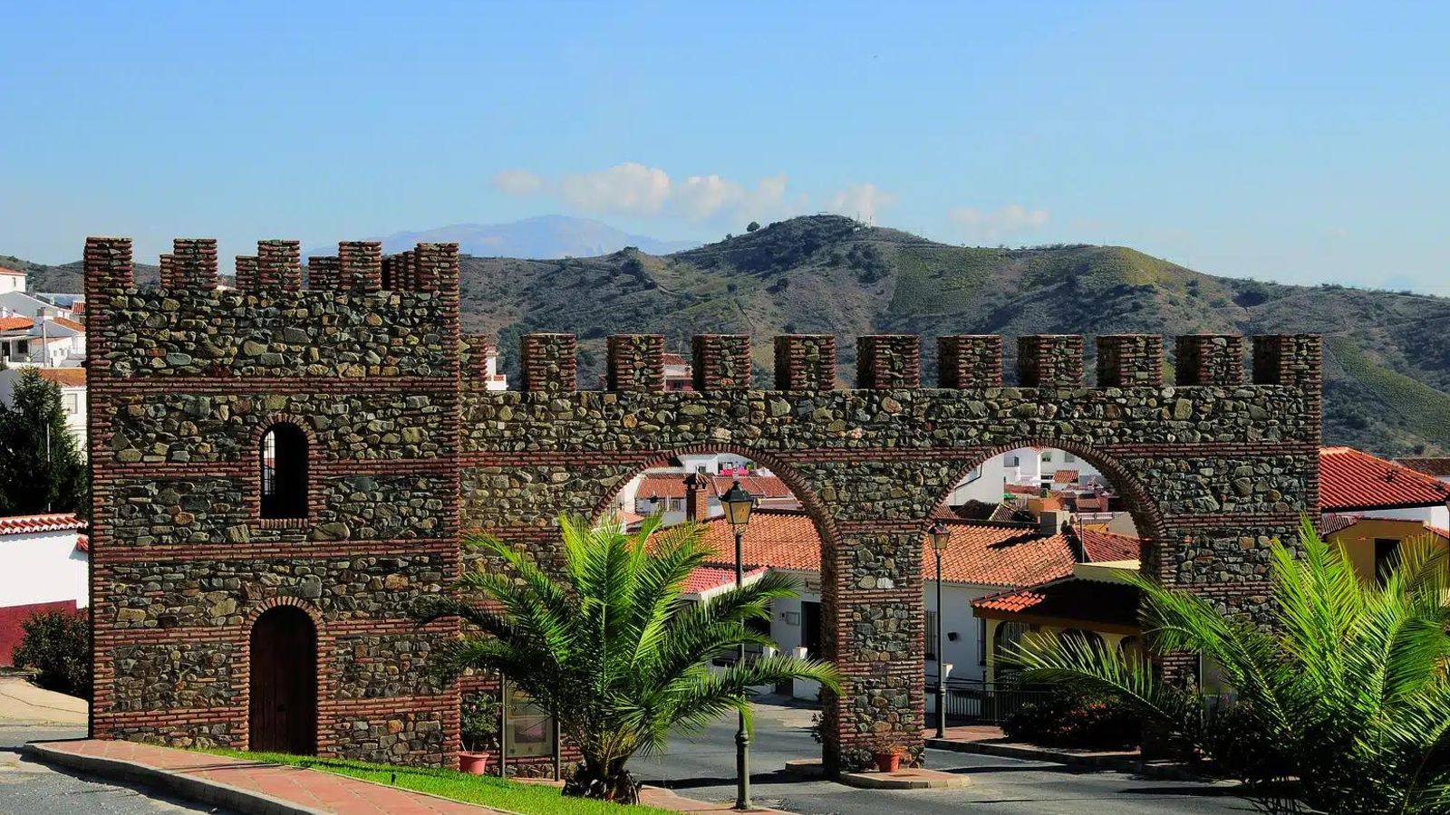 La Puerta de la Ruta de la Pasa de Moclinejo.