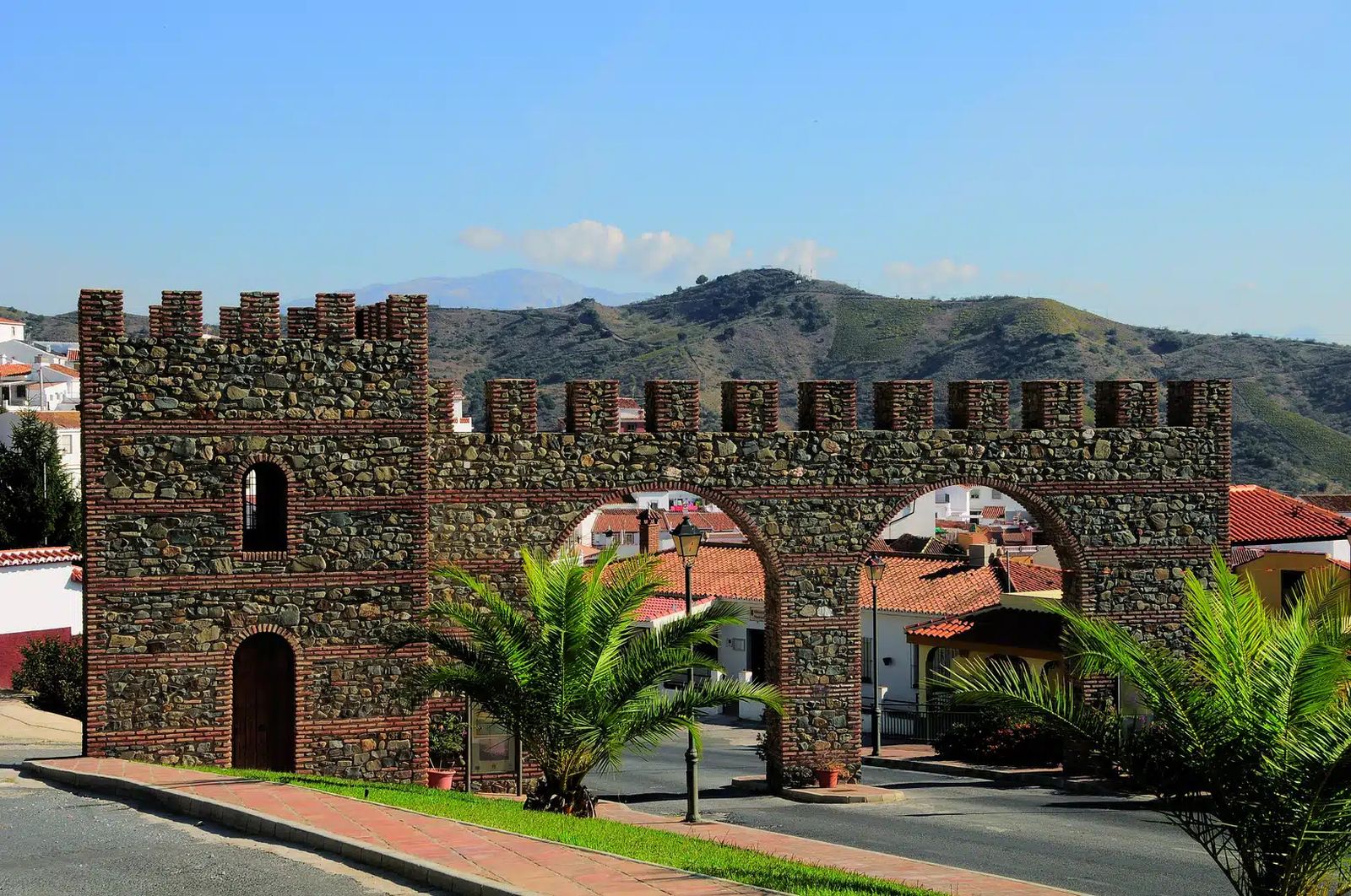 La Puerta de la Ruta de la Pasa de Moclinejo.