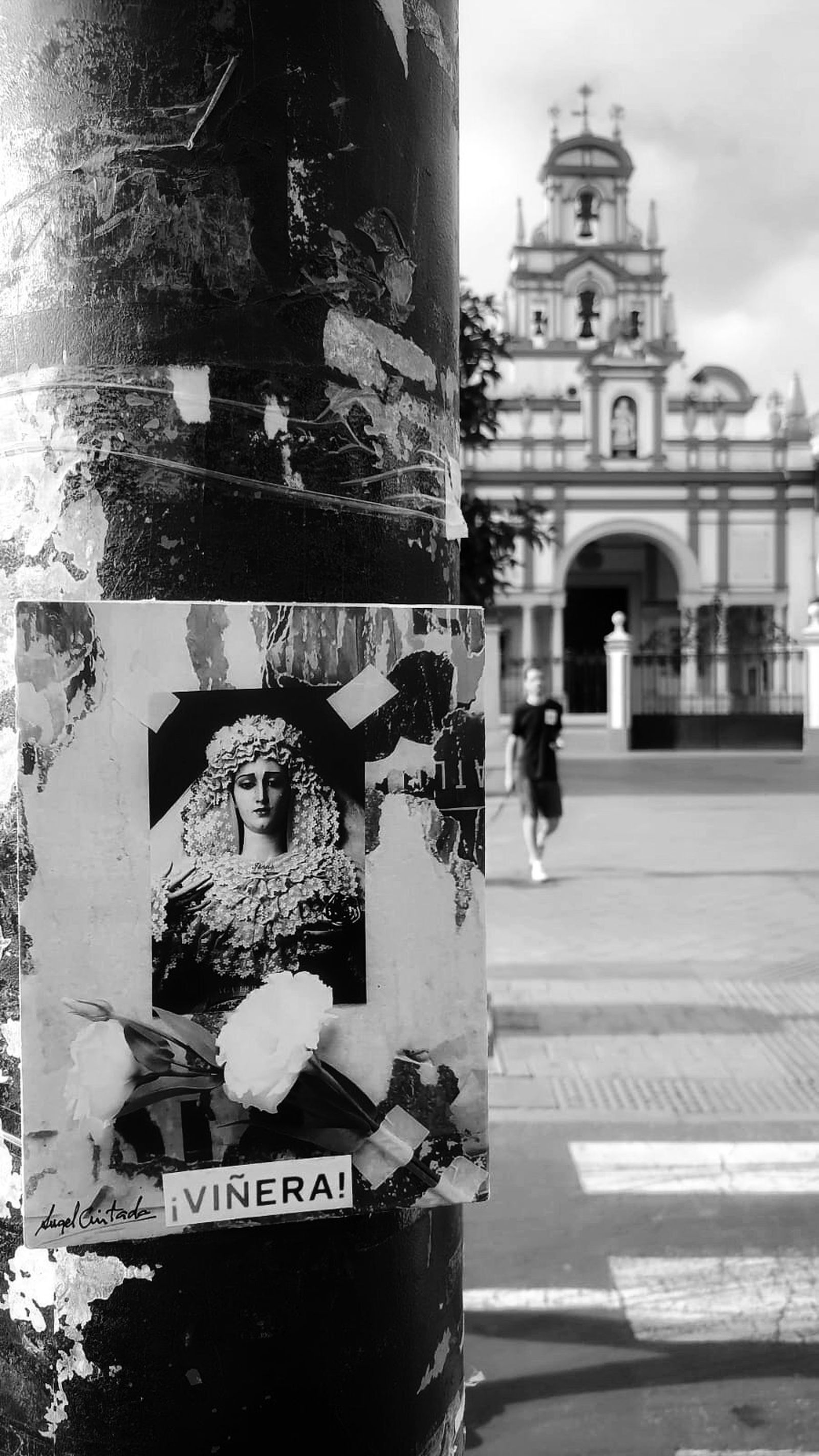 La foto de la Virgen de las Penas, ante la Basílica de la Macarena en Sevilla.