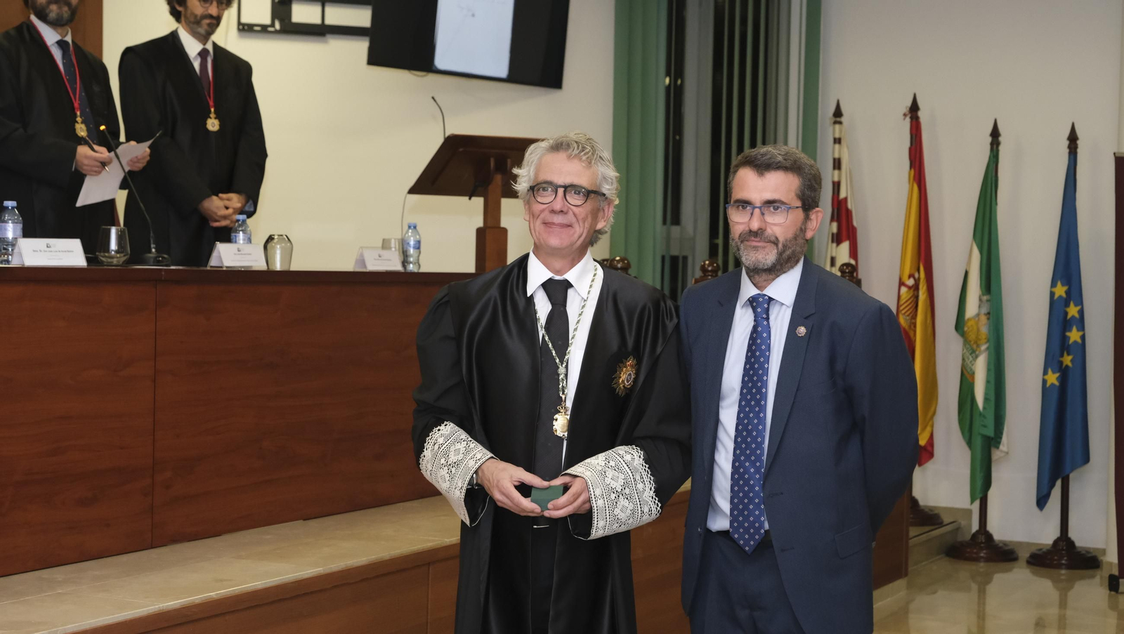 Entrega de insignias de 25 años de colegiado en el Colegio de Abogados de Almería, en imágenes
