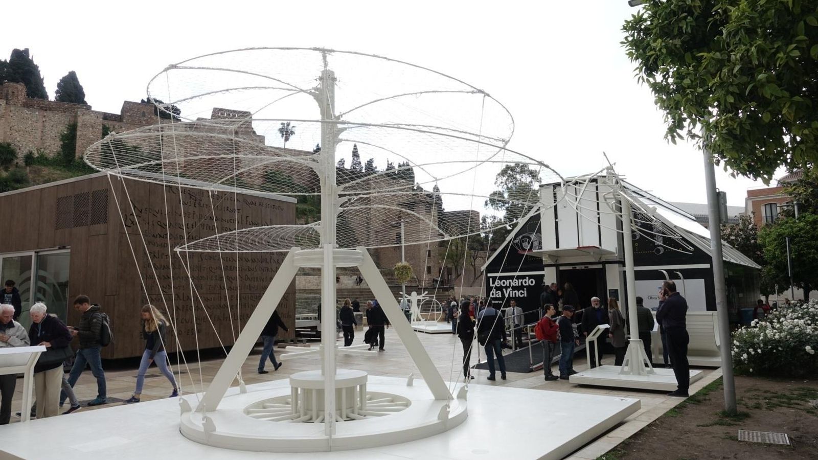 La maqueta del tornillo aéreo, en la calle Alcazabilla.
