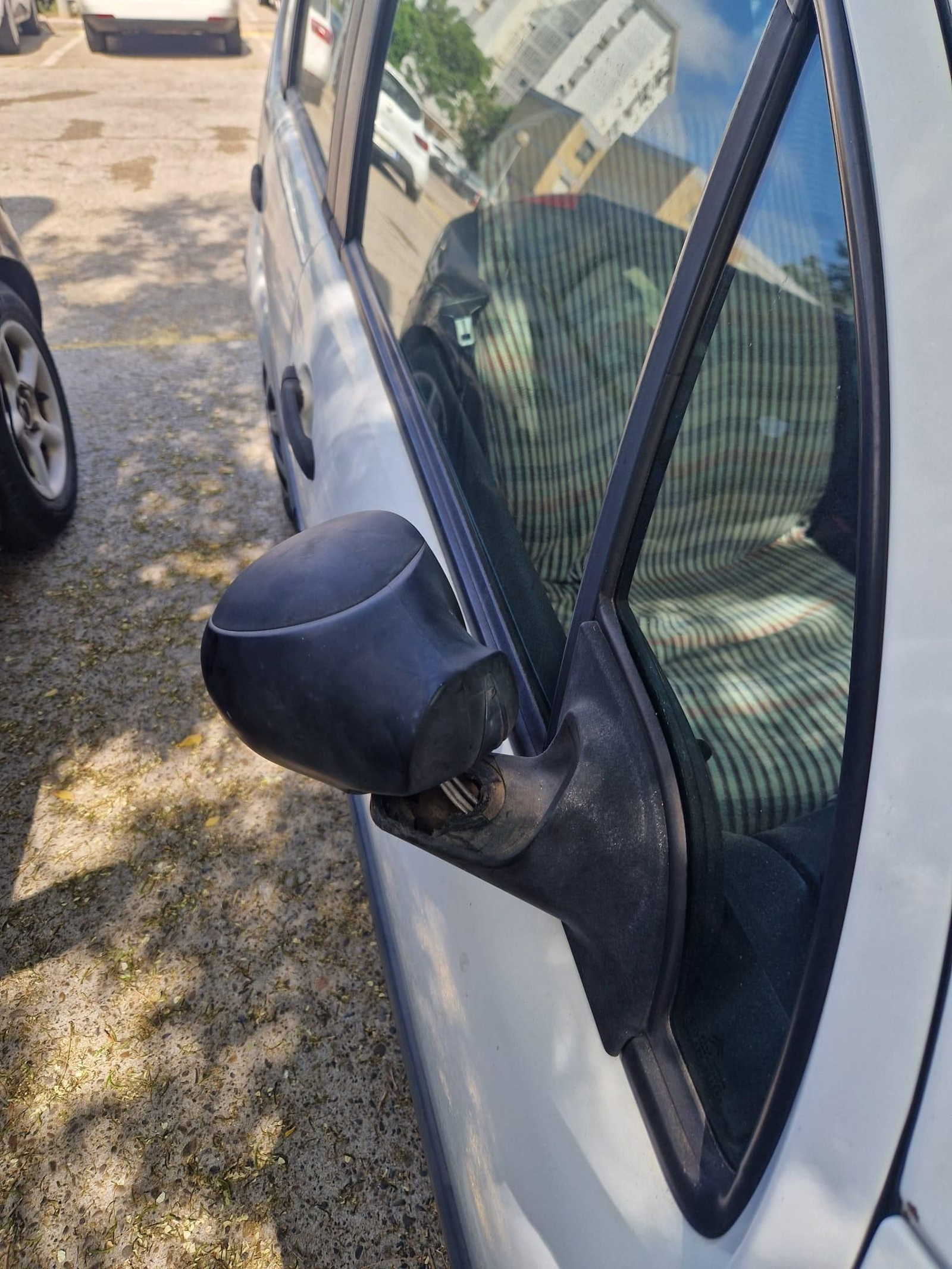 Otro de los vehículos vandalizados en el aparcamiento público de Jerez