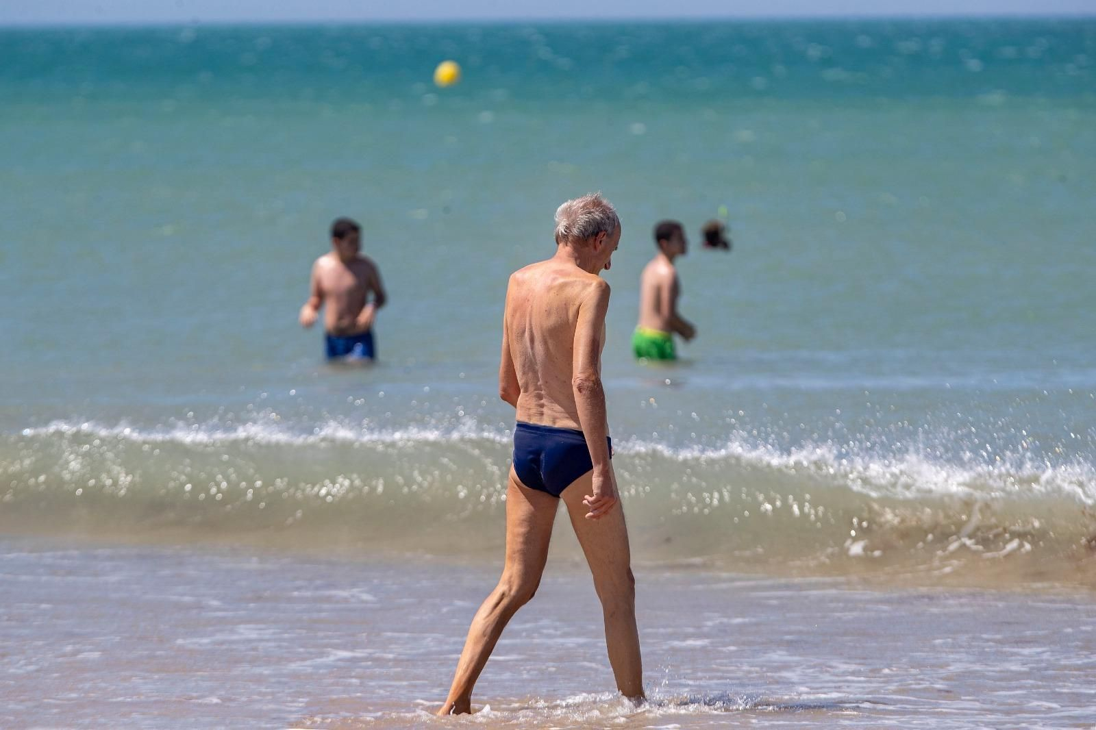 El levante ha acompañado a los primeros baños en Camposoto, en San Fernando