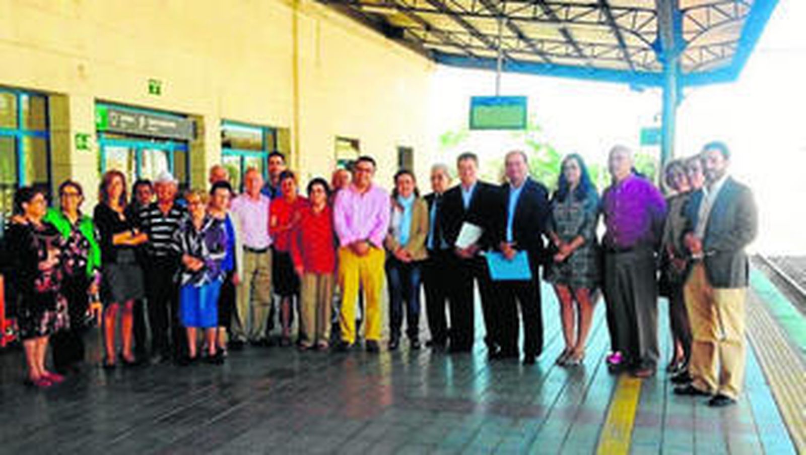 Asistentes a la presentación del acuerdo para garantizar la gobernabilidad de la ELA de Bobadilla Estación.