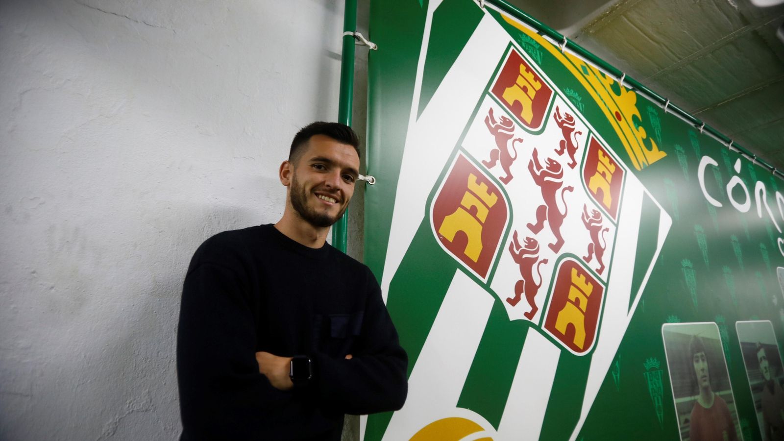Lapeña, sonriente, junto a un escudo del Córdoba CF en la zona mixta del estadio. Lapeña, sonriente, junto a un escudo del Córdoba CF en la zona mixta del estadio.