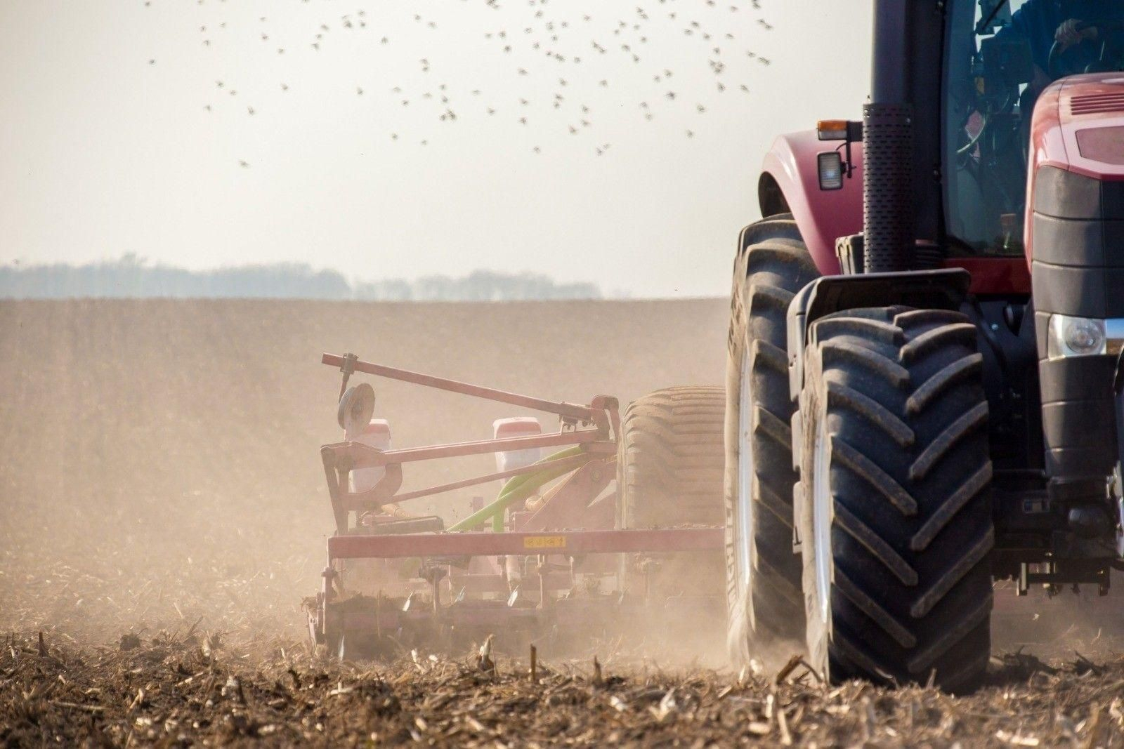 Una persona conduce un tractor en un campo.