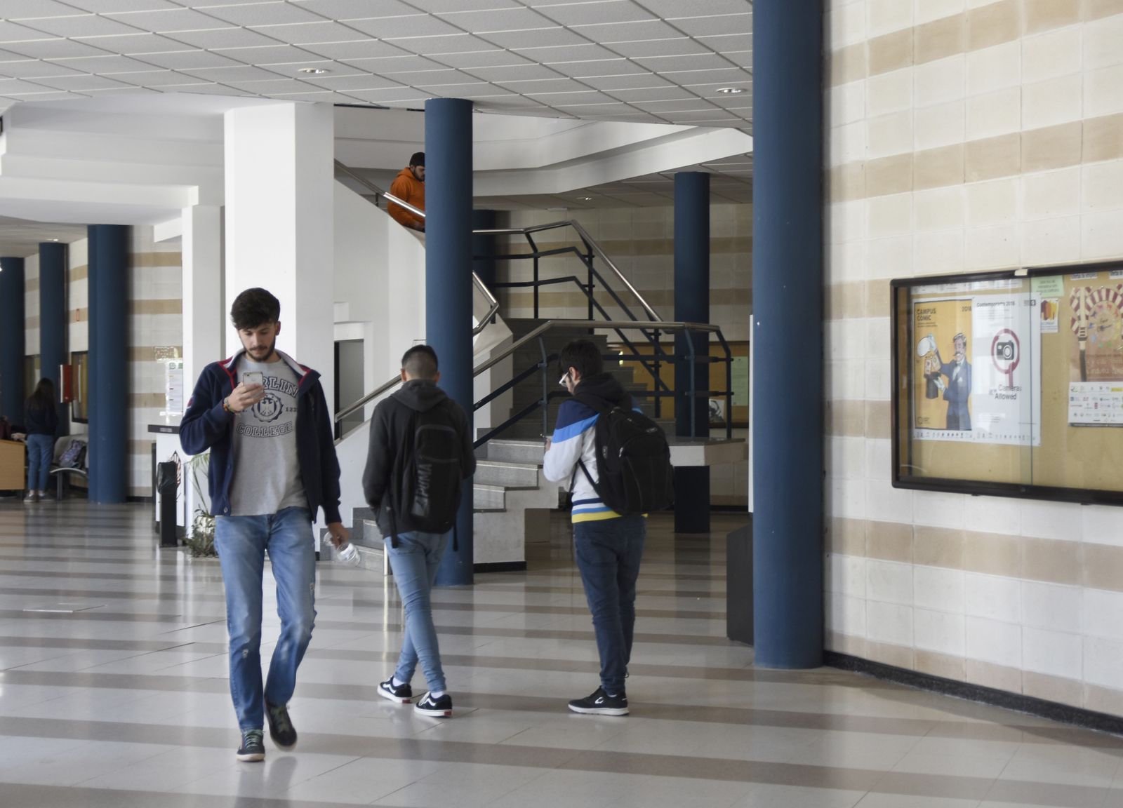 Varios alumnos caminan por uno de los pasillos del Campus de Rabanales.
