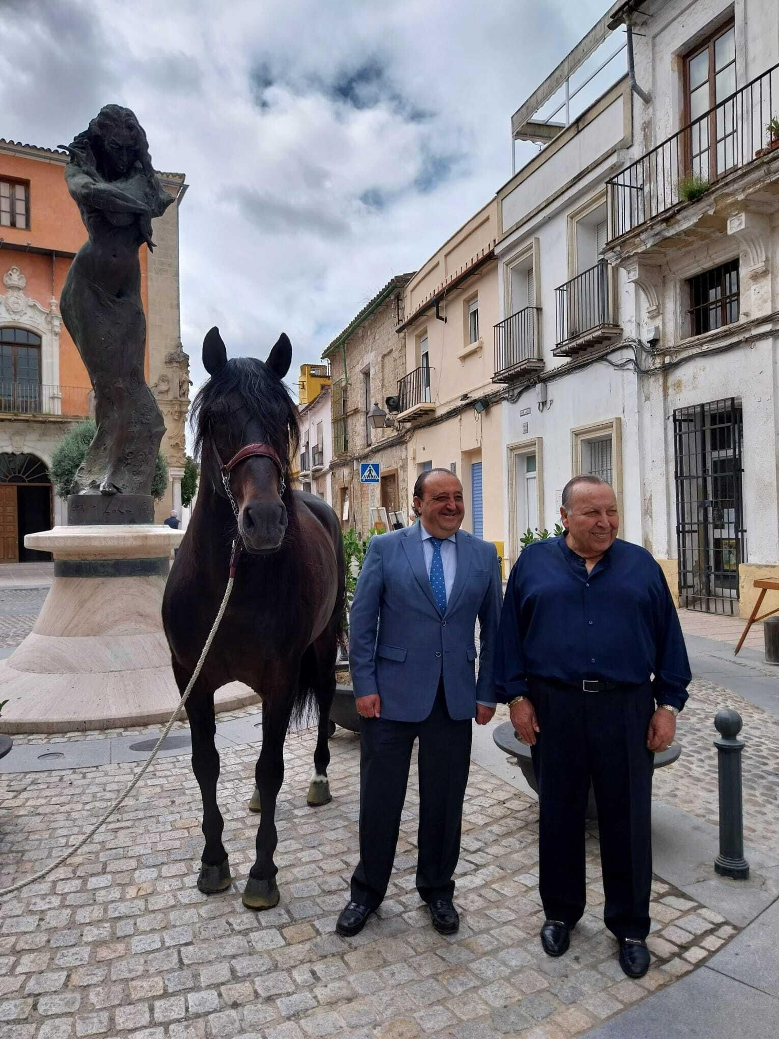 Paco Cepero, junto a Francisco Zurita y un ejemplar de la Yeguada Cartuja.
