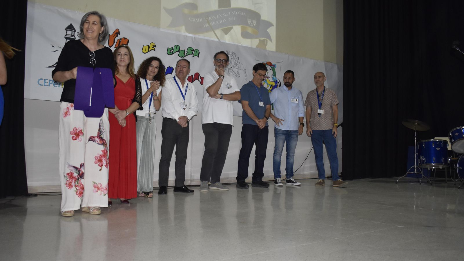 El profesorado impuso las bandas a los alumnos del centro.